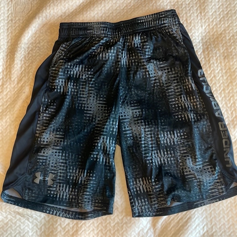 UA black/Gray basketball shorts sz M